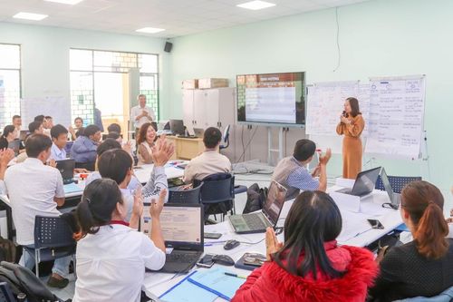 Giảng viên và giáo viên phổ thông tạo 'vòng tròn chia sẻ, kết nối'