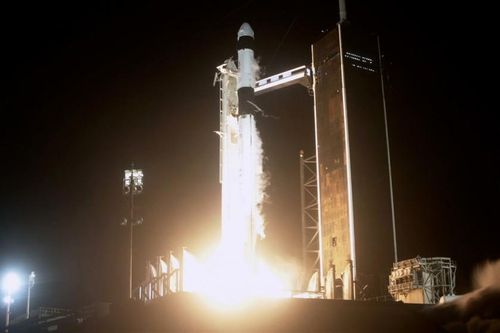 SpaceX lần đầu tiên phóng thành công tên lửa tái sử dụng, đưa 4 phi hành gia lên ISS