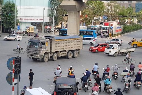 Hà Nội: Tái diễn tình trạng xe quá khổ, quá tải 'lộng hành' trên nhiều tuyến phố