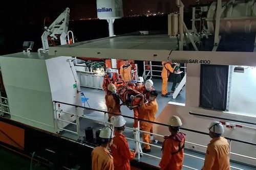 Xuyên đêm cứu 2 ngư dân bị tai nạn lao động trên biển