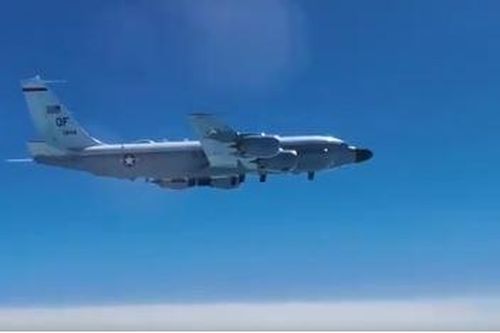 Tiêm kích đánh chặn MiG-31 của Nga bám đuổi máy bay trinh sát Mỹ