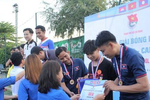 Sinh viên Việt Nam - Lào - Campuchia sôi nổi thi tài ném bi sắt, giao hữu bóng đá