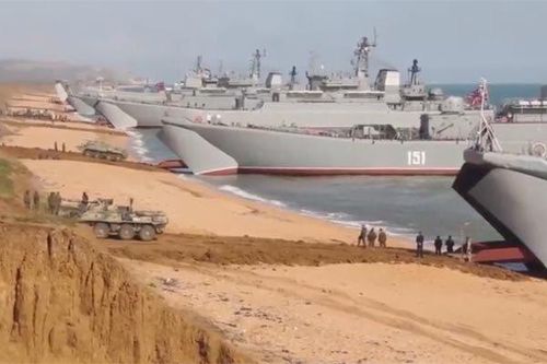 Hình ảnh quân Nga rầm rộ rút khỏi biên giới giáp Ukraina sau tập trận
