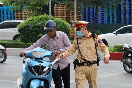 CSGT chặn bắt 'ma men' đi ăn cưới phóng xe trên đường Hà Nội