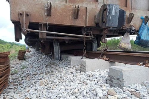 Tàu hàng trật bánh, đường sắt Bắc-Nam bị ngưng trệ nhiều giờ