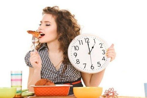 Tưởng tốt nhưng 4 thói quen ăn uống sau đây hại dạ dày hơn cả uống rượu