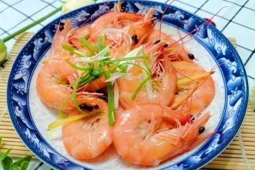 Luộc tôm, dùng nước sôi, lạnh hay ấm? Nhiều người làm sai nên tôm khô, tanh