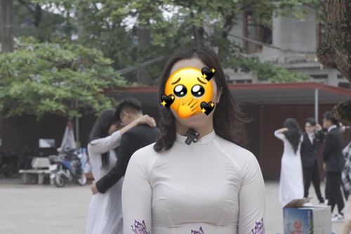 Cô giáo ghi hình lúc phỏng vấn, thế nhưng cặp đôi học trò đứng sau mới thực sự chiếm spotlight