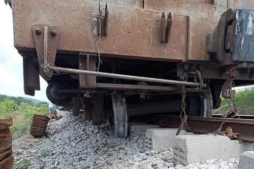 Tàu hàng trật bánh tại Bình Thuận, đường sắt Bắc - Nam tê liệt trong nhiều giờ