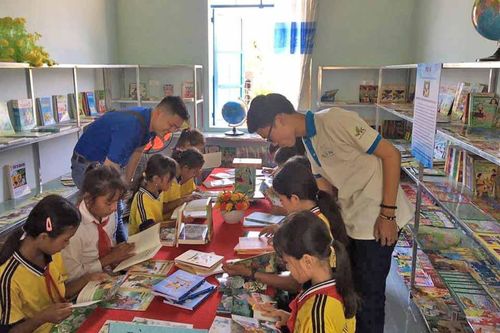Tủ sách Đinh Hữu Dư: Đưa tri thức đến trẻ em vùng khó Krông Pa
