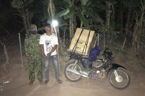 Bắt giữ đối tượng vận chuyển ma túy và thuốc lá lậu