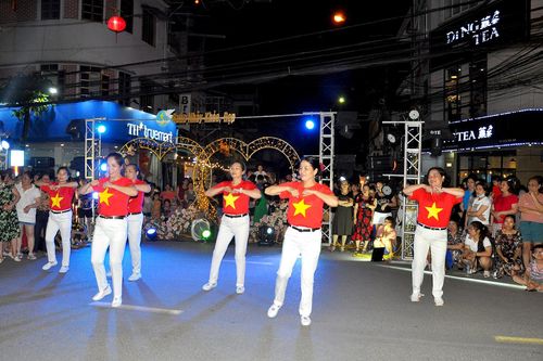 Người dân, du khách hòa vào không gian văn hóa tuyến phố đèn lồngKhông thực hiện 5K - tự đánh mất sự an toànDu khách tuân thủ các quy định phòng chống dịch khi tham quan tại Khu di tích Quốc gia đặc biệt Tân TràoMùa hoa lim vang Tân TràoKhu du lịch sinh t