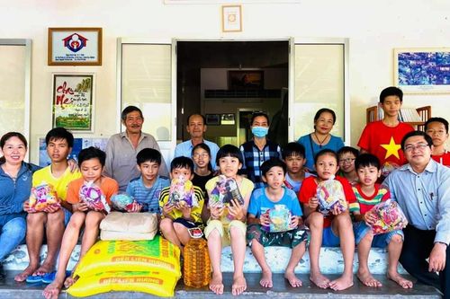 Tặng quà đến trẻ em có hoàn cảnh đặc biệt khó khăn