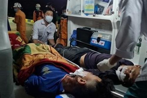 Cứu hai thuyền viên gặp nạn trên biển miền Trung