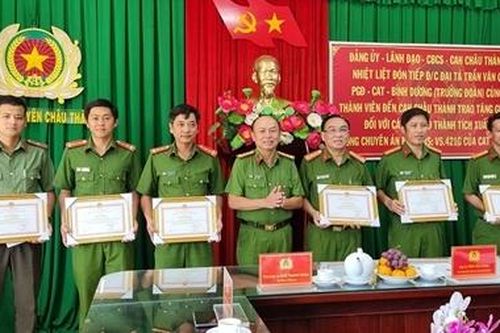 Trao thưởng các lực lượng truy bắt nhanh hung thủ giết 2 người