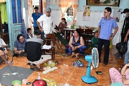 Xóa ổ bạc, thu giữ 68 bộ quân bài và 150 triệu đồng
