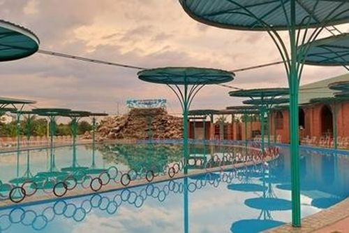 Đi tắm hồ bơi, bé trai 8 tuổi bị đuối nước thương tâm