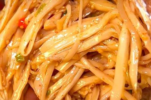 Làm nhanh nấm đùi gà trộn cho buổi chiều mưa