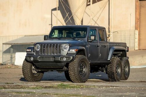 Bản độ xe 6 bánh Jeep Gladiator 6x6 có giá từ 132.000 USD
