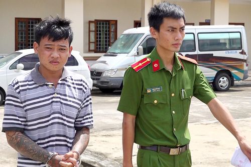 Tạm giữ thanh niên dùng dao khống chế người đi đường
