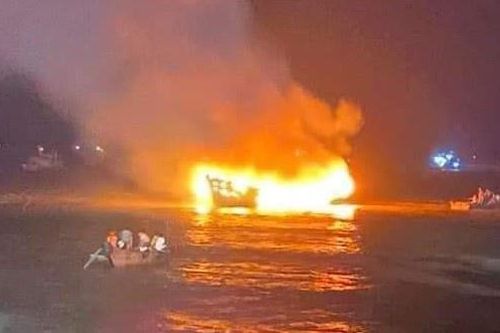 Hai tàu đánh cá bị cháy rụi ở cửa biển