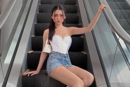 Cô gái TP.HCM phối đồ với corset để tôn vòng eo 58 cm