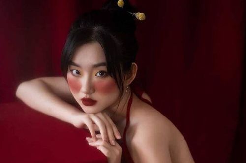Nữ sinh theo học 2 trường đại học, là mẫu ảnh có tiếng ở Hà Nội