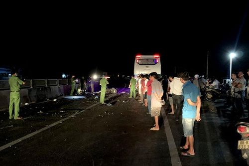 Đi xe máy ngược chiều đâm vào xe khách, hai người tử vong