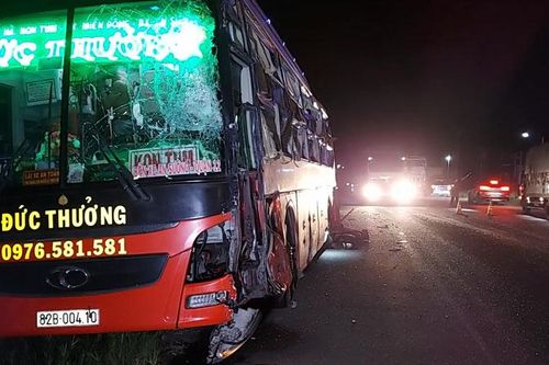 Hai ô-tô đối đầu, hàng chục người thoát chết