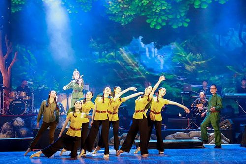 Xúc động 'Tình khúc thời Hoa đỏ'