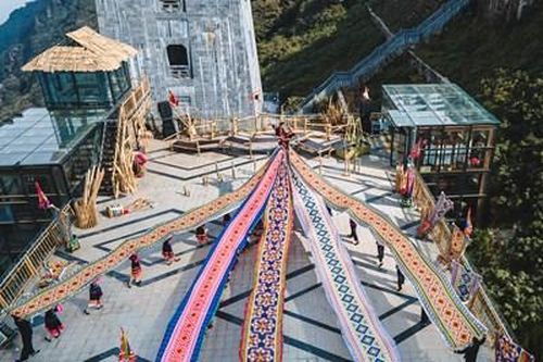 Mùa du lịch Sa Pa sôi động với 'Vũ điệu trên mây'