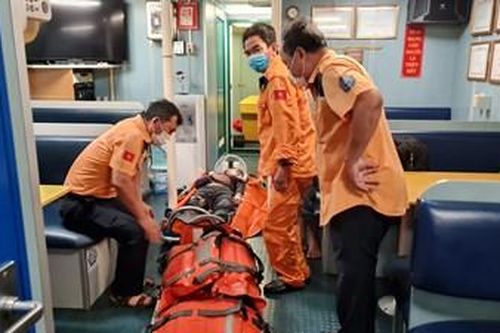 Xuyên đêm cứu hai thuyền viên bị nạn trên biển