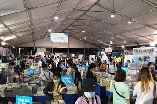 TP. HCM: Cuối tuần bạn trẻ 'đi săn sách' giá rẻ