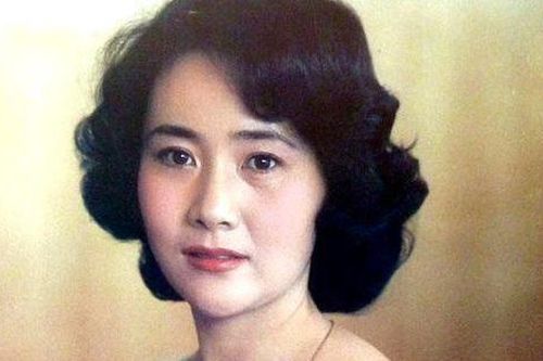 Nữ MC kỳ bí nuốt 300 viên thuốc ngủ tự tử, cứu chữa 7 ngày 7 đêm, 74 tuổi sống ẩn mình