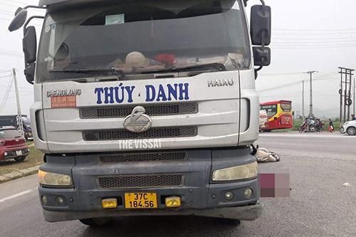 Nghệ An: Xe tải mang logo Thúy Danh tông 2 mẹ con đi xe máy tử vong
