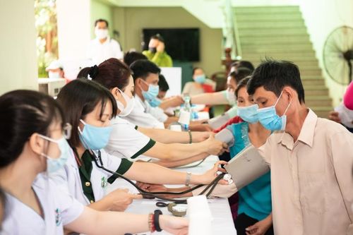 Saigontel cùng Bệnh viện Quân y 175 và công ty Sen Vàng tổ chức khám bệnh miễn phí cho công nhân tại Long An