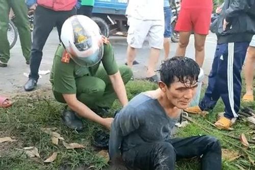 Truy bắt kẻ dùng kéo hung hãn tấn công 2 người, cướp taxi