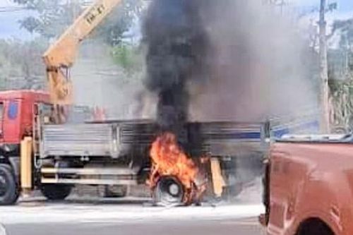 Vướng dây điện bên đường, xe cẩu bốc cháy dữ dội, hai người cấp cứu