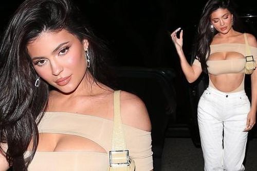 Kylie Jenner khoe thềm ngực nóng 'bỏng mắt'