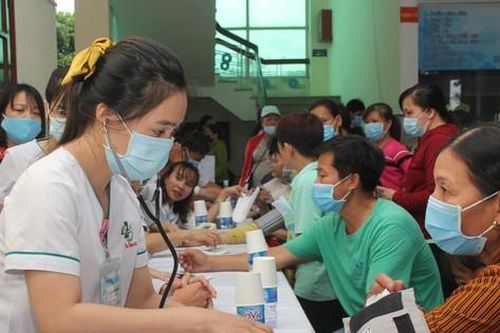 Khám bệnh, tặng quà cho 1.000 công nhân, người lao động Long An