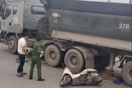 Xe tải va chạm xe máy, 3 mẹ con thương vong