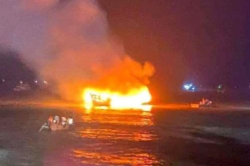 Thanh Hóa: Hai tàu cá bị cháy rụi, thiệt hại hơn 3 tỷ đồng