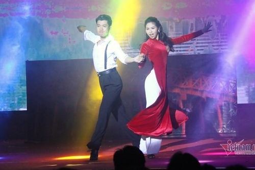 Cô giáo Hà Nội mặc áo dài nhảy dancesport ấn tượng