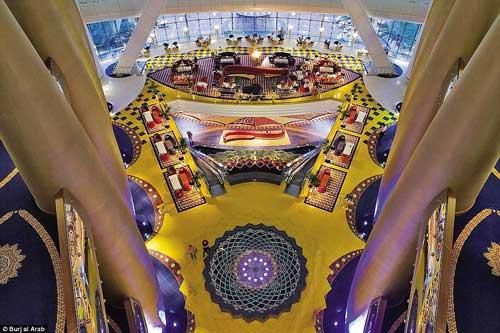Khám phá bên trong khách sạn sang trọng nhất thế giới ở Dubai