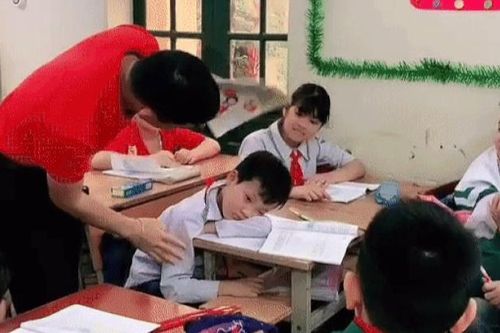 Cậu bé tiểu học say sưa ngủ trong lớp, cách hành xử của nam giáo viên nhận nhiều lời khen ngợi