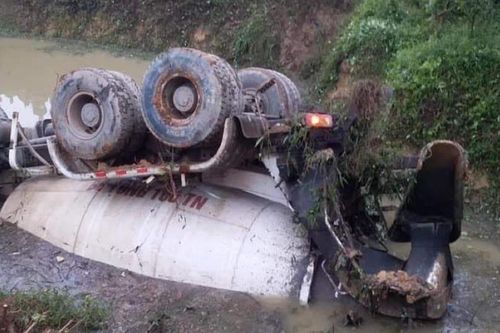 Thái Nguyên: Xe bồn lật ngửa chìm dưới ao nước, tài xế mắc kẹt tử vong trong cabin