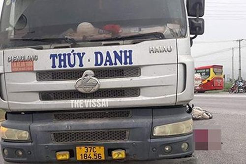 2 mẹ con đi xe máy tử vong dưới gầm xe tải