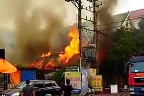 'Bà hỏa' ghé thăm cửa hàng bán bánh canh cá lóc tại thành phố Vinh