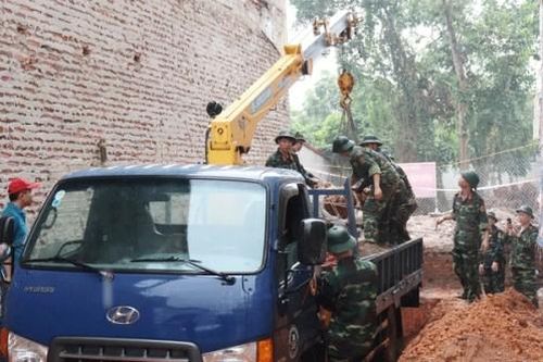 Bất ngờ phát hiện quả bom 340kg trong lúc đào móng nhà, gần 2000 người khẩn trương sơ tán