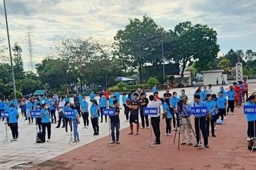 Hơn 200 vận động viên tham gia giải bóng đá và bóng chuyền hơi